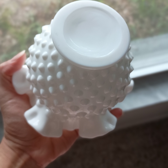 Vintage milk glass vase - Picture 8 of 9